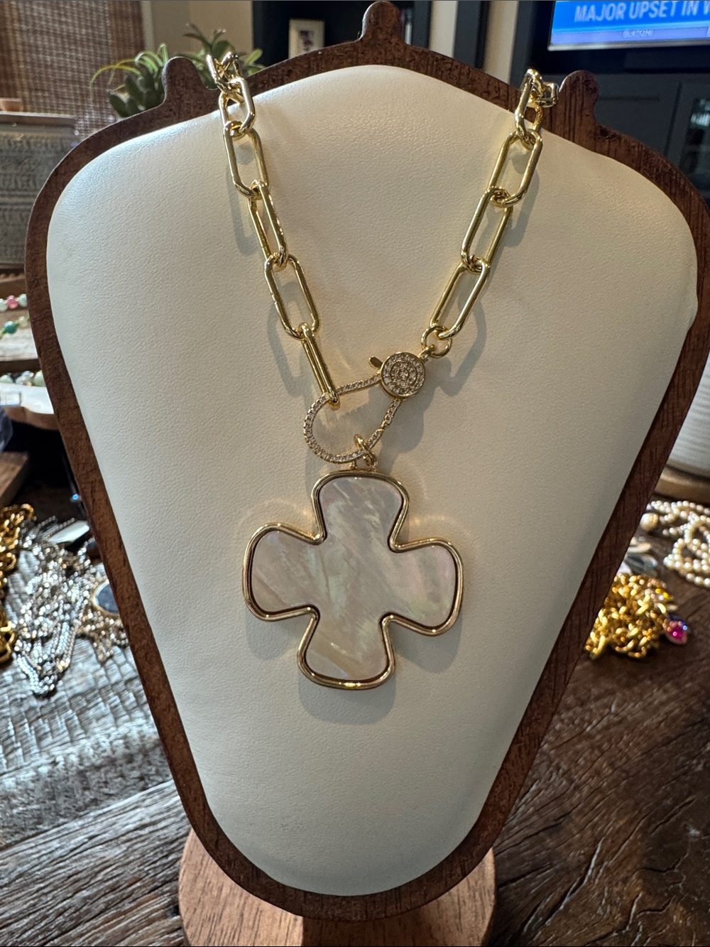 Gold Chain Necklace with Mother-of-Pearl Clover Pendant